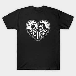 Skeletons love (black and white) T-Shirt